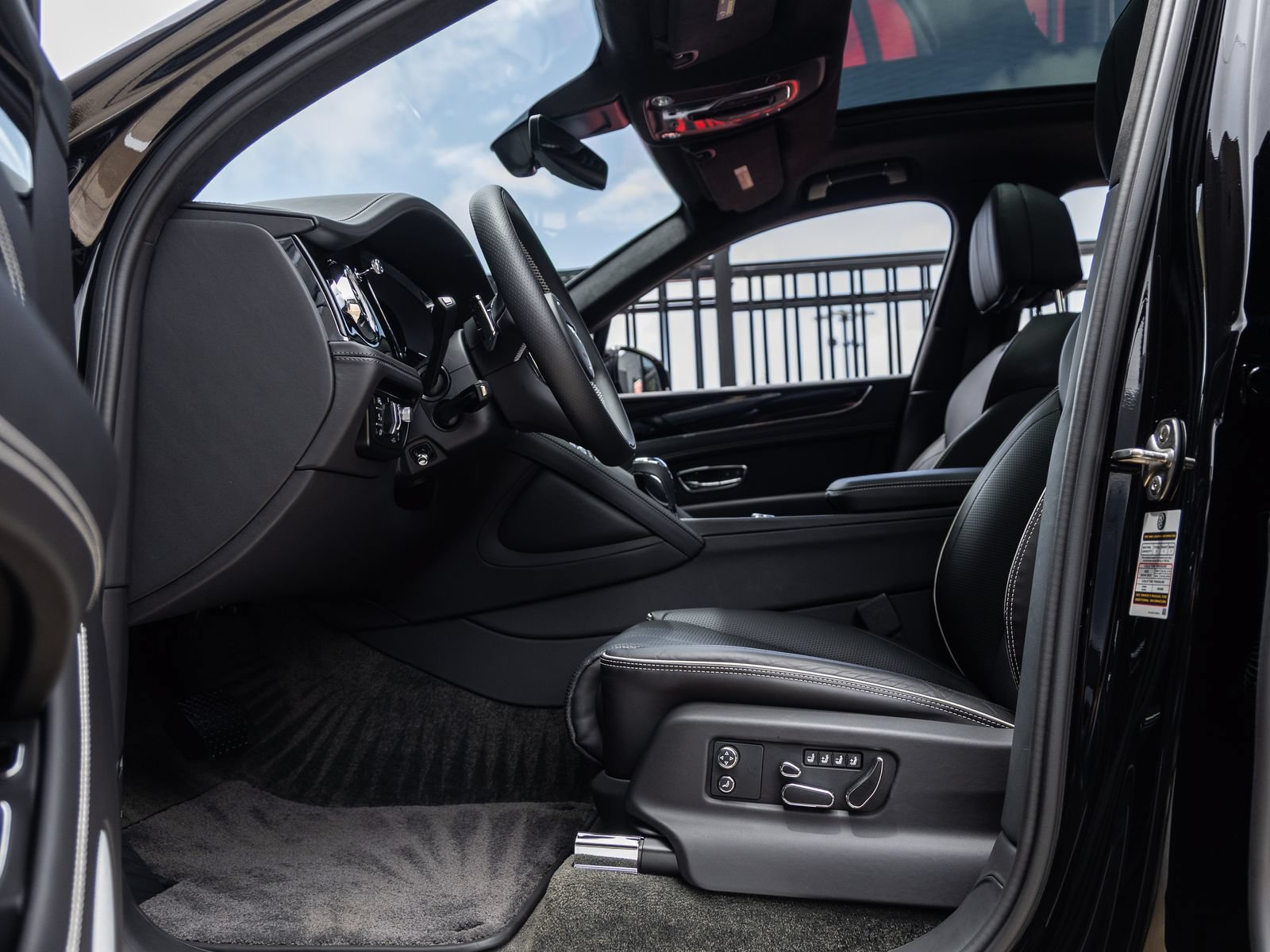 Used 2023 Bentley Bentayga AWD/4WD image 22