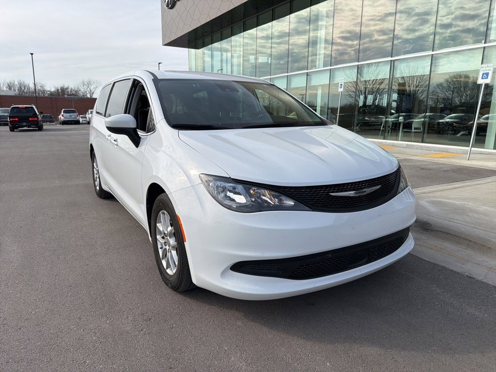 Used 2023 Chrysler Voyager LX image 3