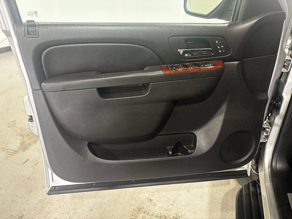 Used 2011 Chevrolet Avalanche LTZ AWD/4WD image 17