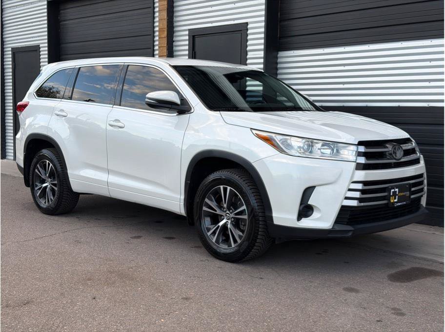 Used 2018 Toyota Highlander LE w/ Carpet Mat Package (TMS) AWD/4WD image 11