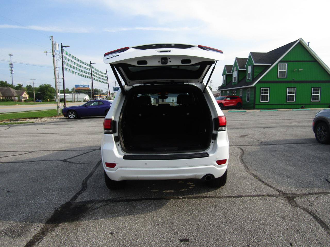 Used 2017 Jeep Grand Cherokee Altitude AWD/4WD image 7