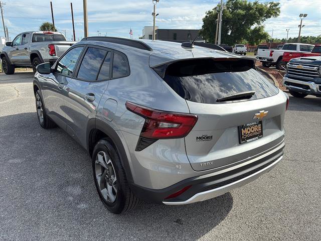Used 2025 Chevrolet Trax LT w/ LT Convenience Package FWD image 6