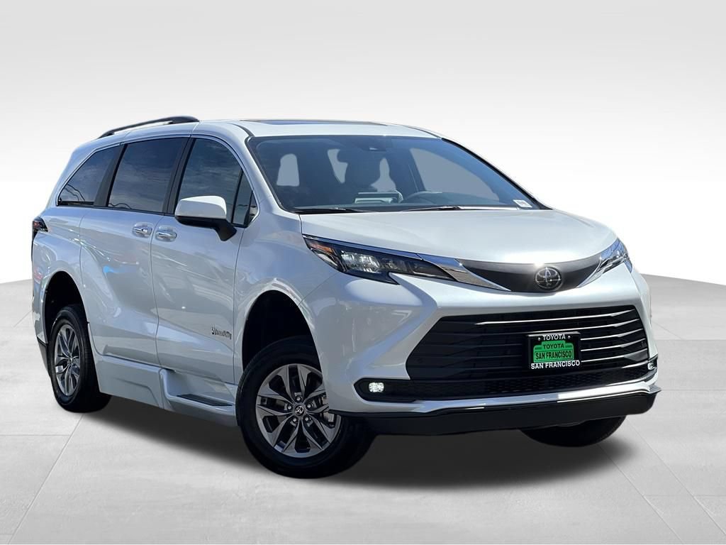 Used 2026 Toyota Sienna XLE FWD image 7