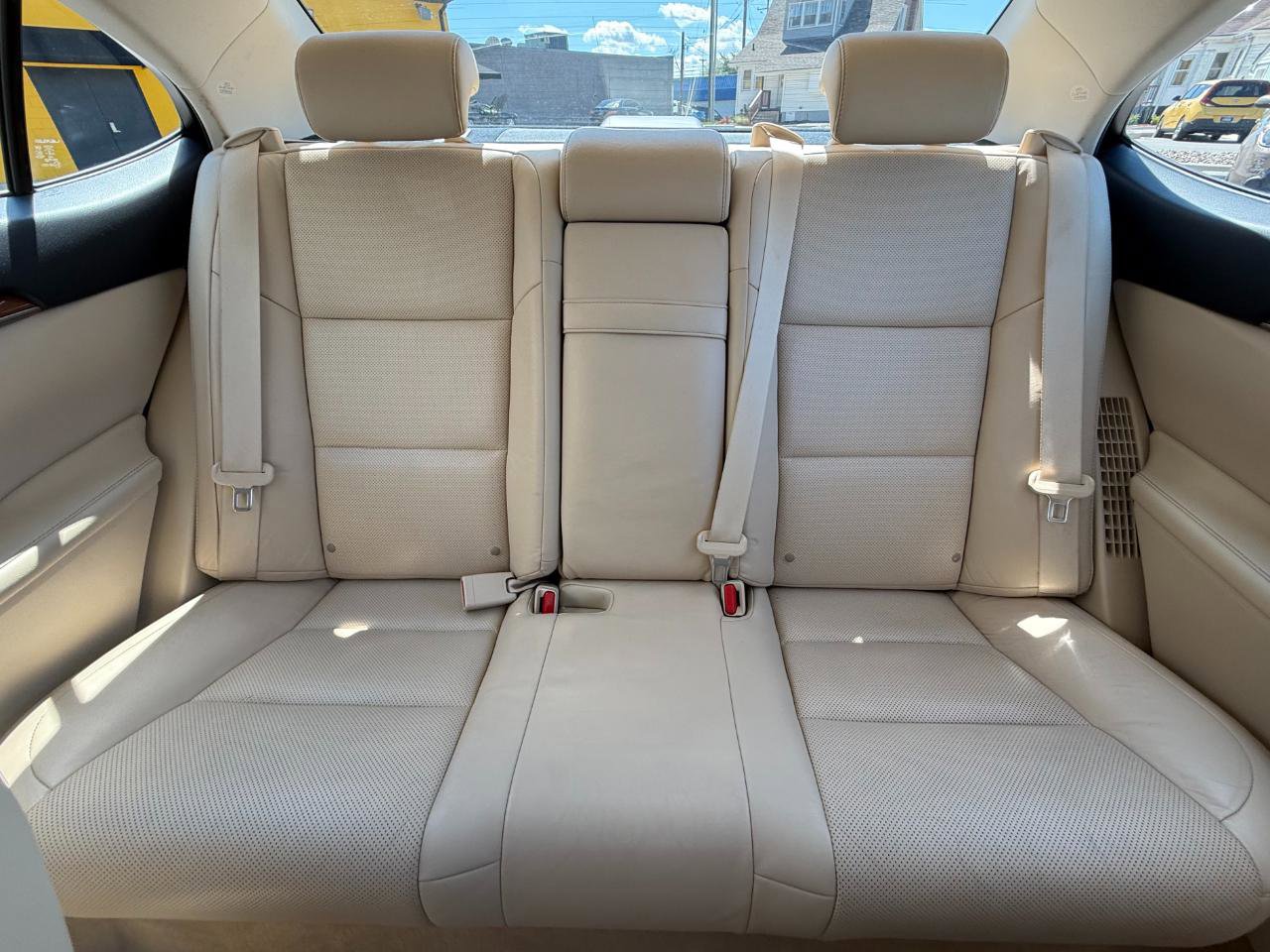 Used 2013 Lexus ES 300h w/ Luxury Pkg image 16