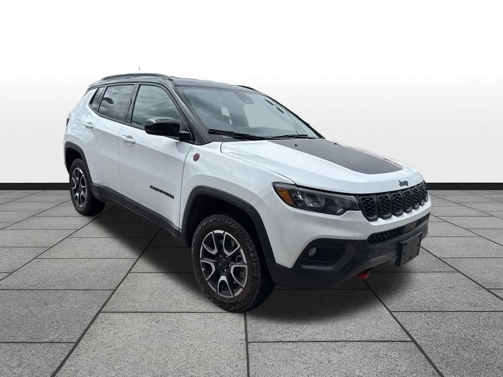 Used 2025 Jeep Compass Trailhawk AWD/4WD image 3
