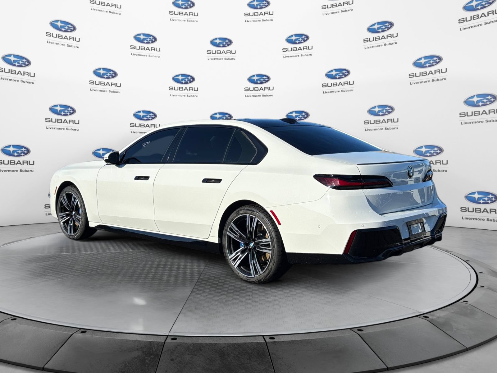 Used 2023 BMW 740i w/ Parking Assistance Package RWD image 4