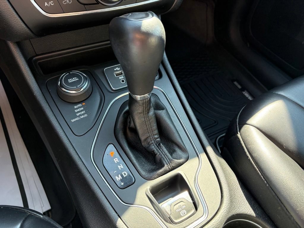 Used 2019 Jeep Cherokee Latitude Plus w/ Cold Weather Group AWD/4WD image 15