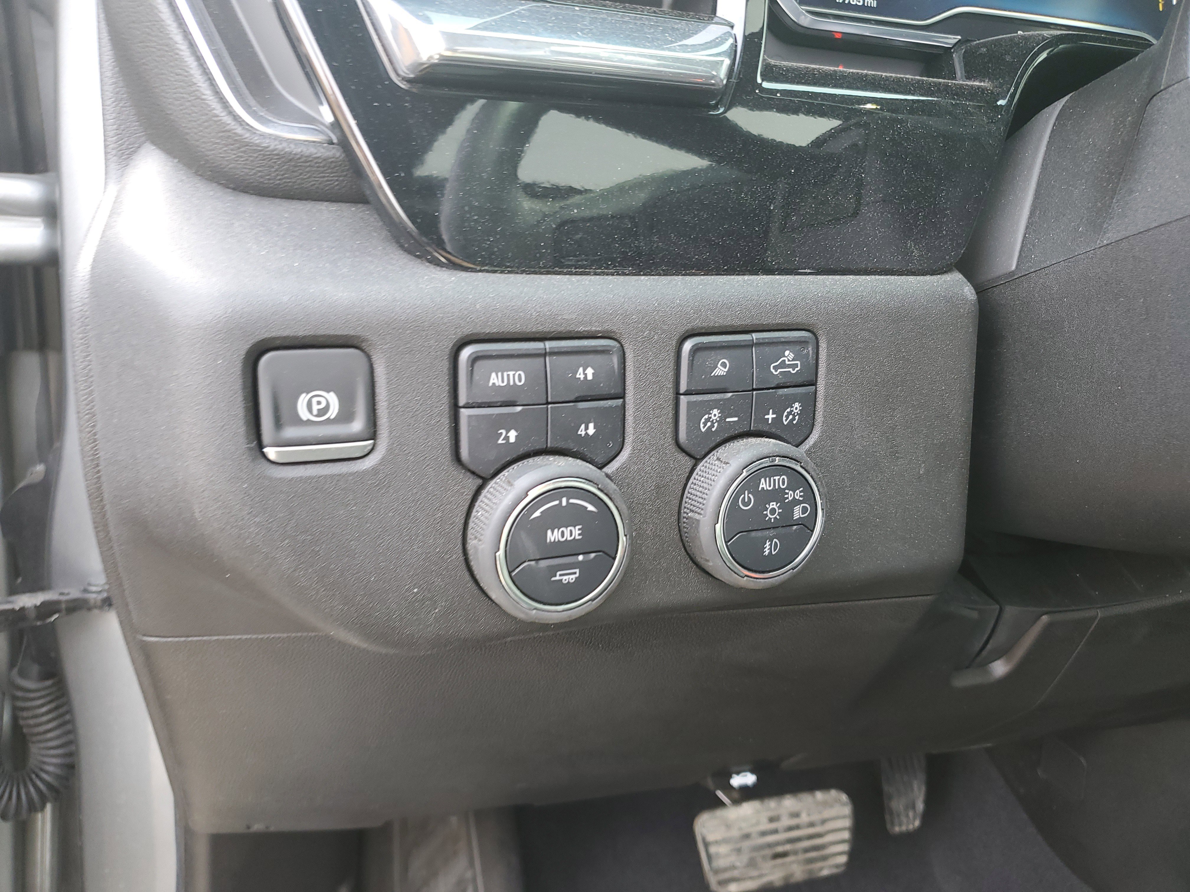 Used 2025 Chevrolet Silverado 2500 LTZ w/ LTZ Plus Package image 21