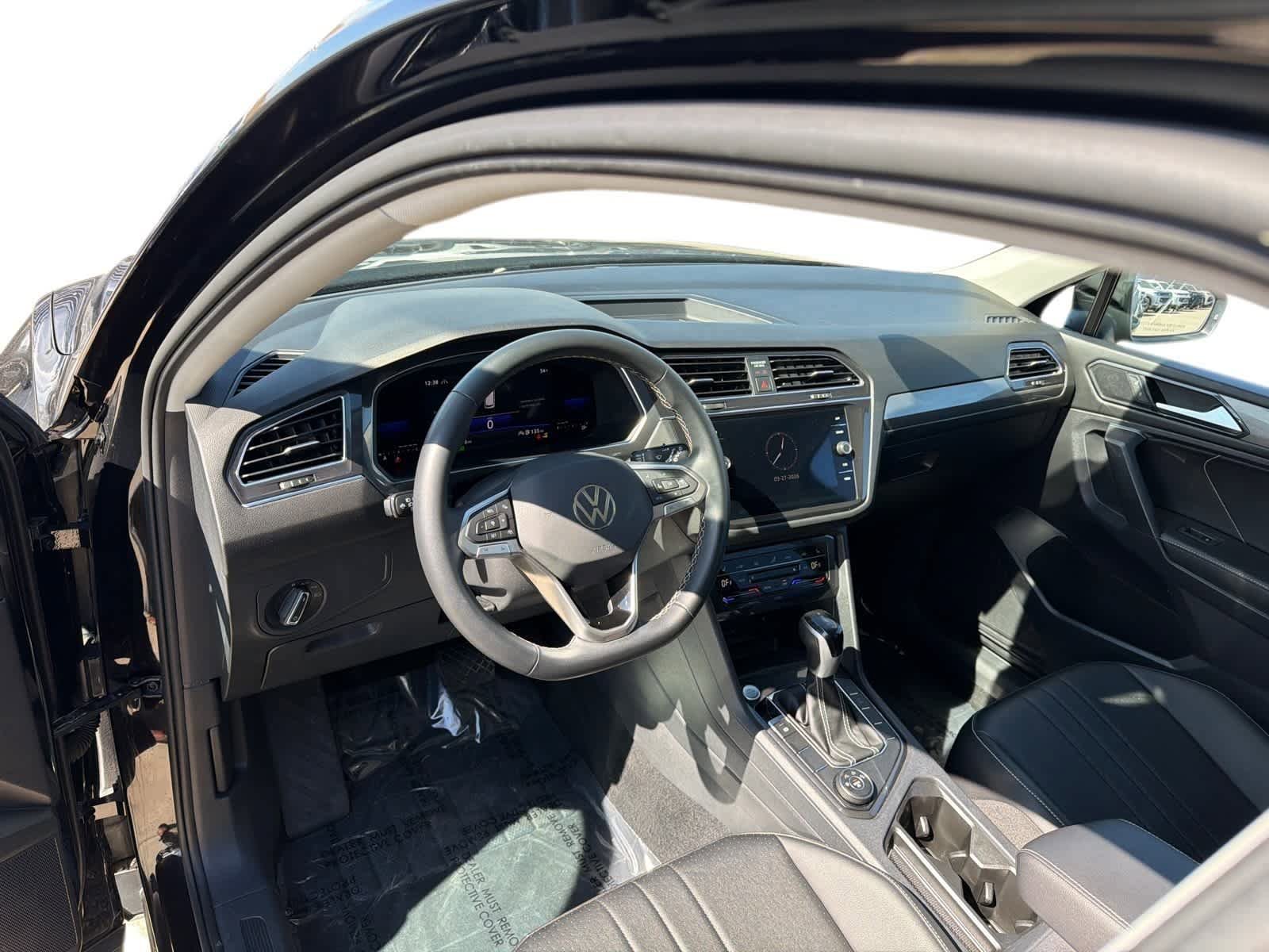 Used 2022 Volkswagen Tiguan SE w/ Panoramic Sunroof Package image 2