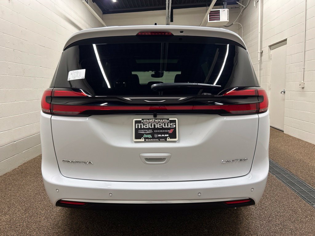 New 2027 Chrysler Pacifica Limited FWD image 3