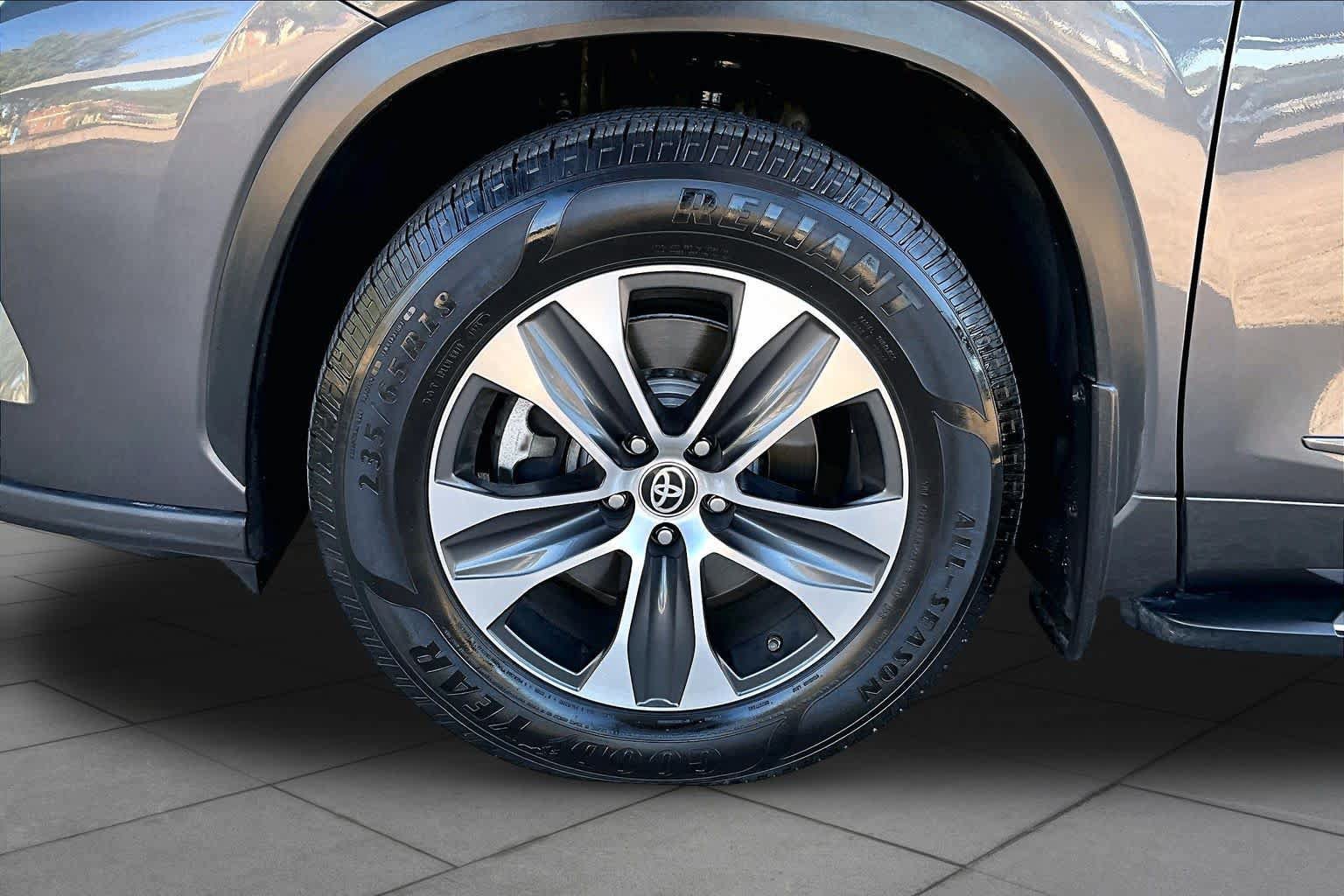 Used 2021 Toyota Highlander XLE AWD/4WD image 11