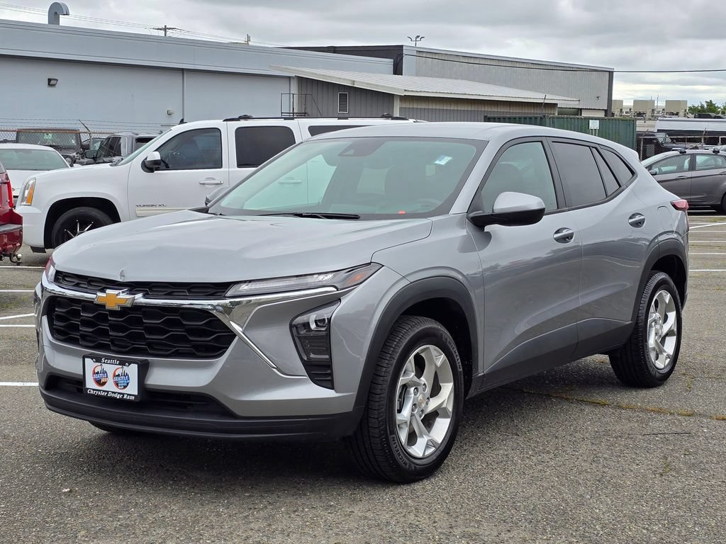 Used 2024 Chevrolet Trax LS w/ LS Convenience Package FWD image 3