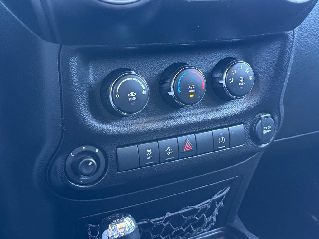 Used 2016 Jeep Wrangler Unlimited Rubicon w/ Connectivity Group AWD/4WD image 16