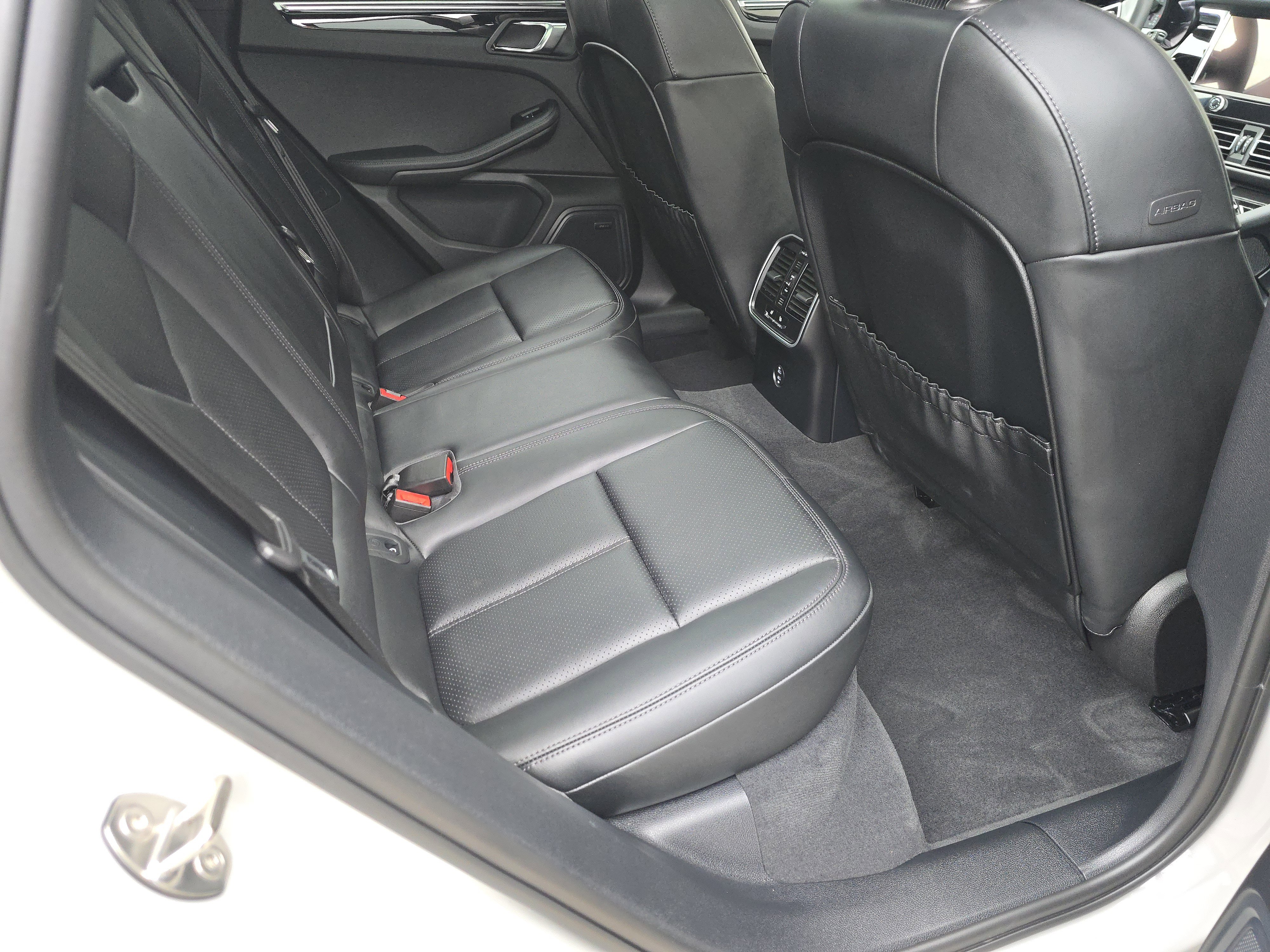Certified 2025 Porsche Macan AWD/4WD image 14