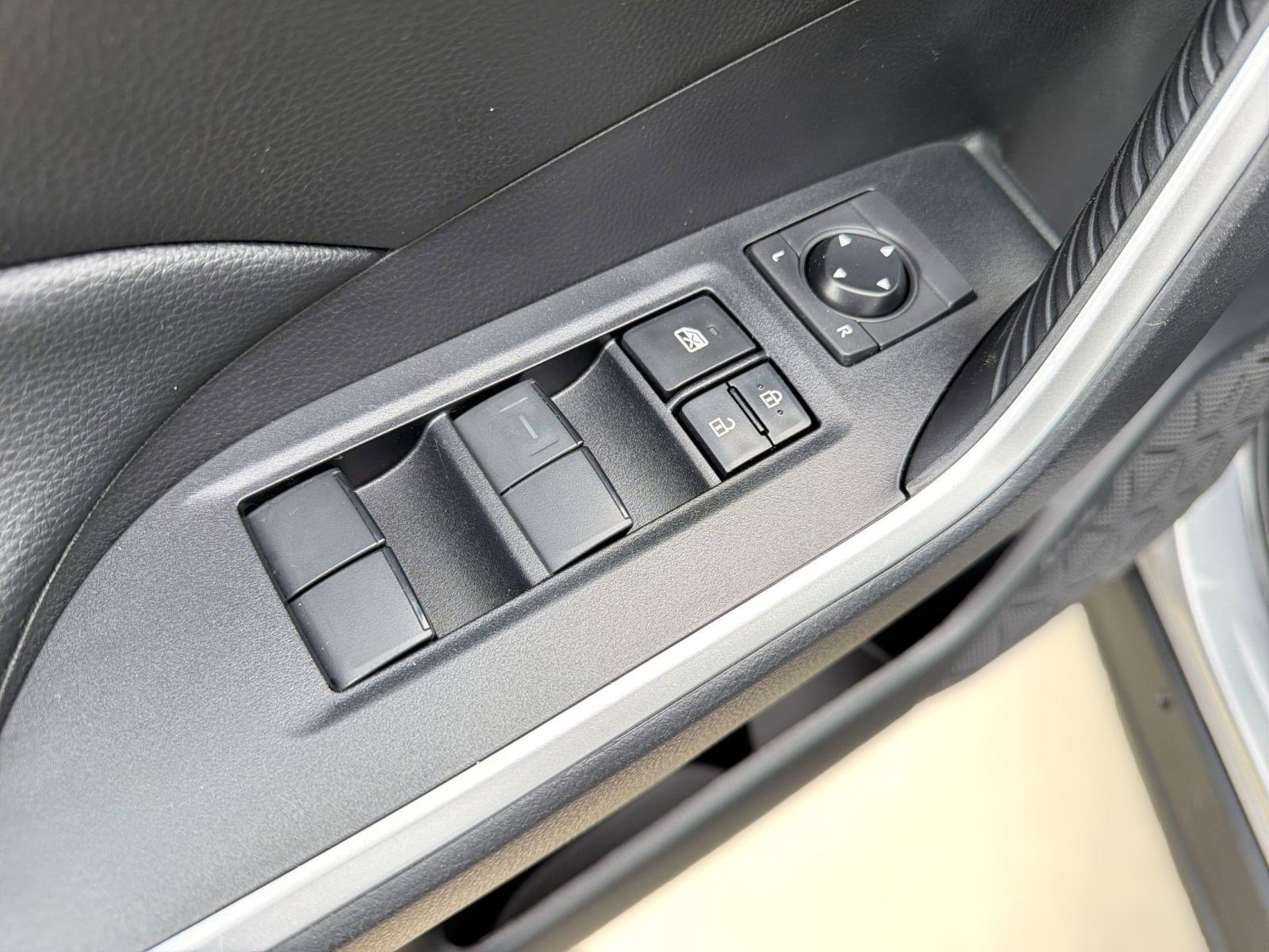 Used 2022 Toyota RAV4 LE image 18