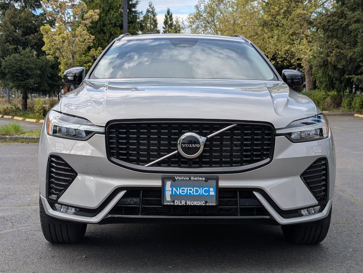 Used 2025 Volvo XC60 B5 Core AWD/4WD image 2