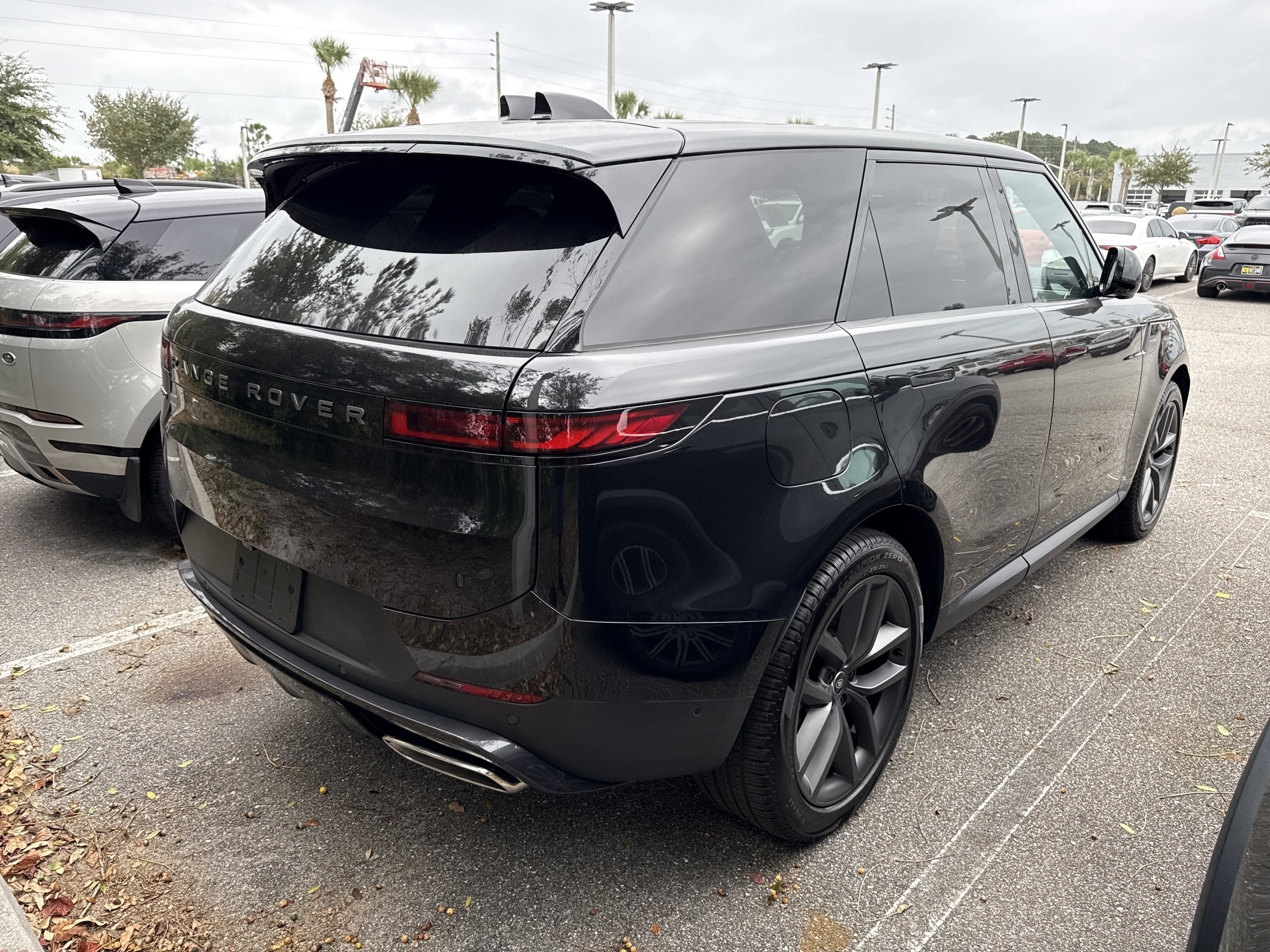 Used 2025 Land Rover Range Rover Sport SE AWD/4WD image 3