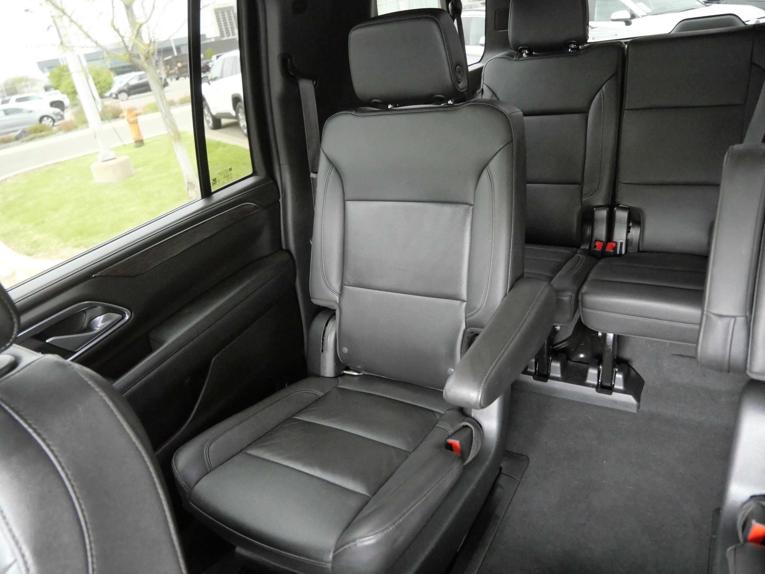 Used 2022 Chevrolet Suburban Z71 w/ Z71 Off-Road Package AWD/4WD image 12