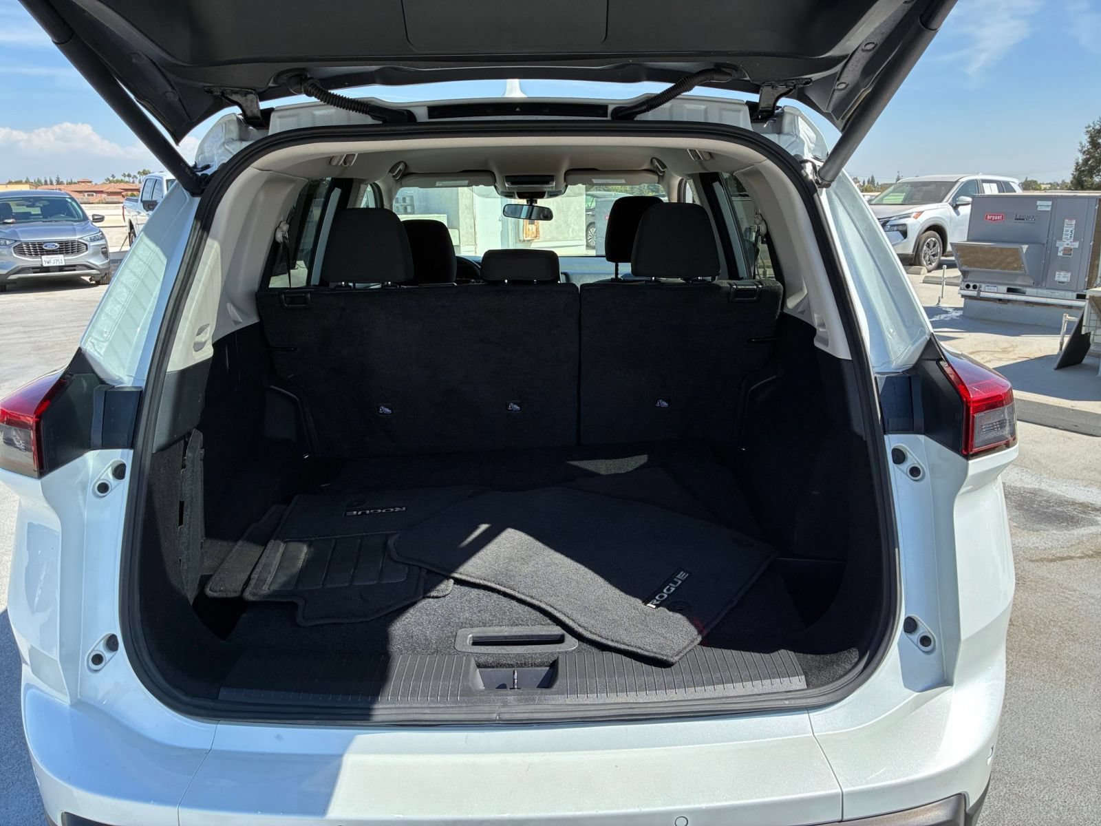 Used 2025 Nissan Rogue SV FWD image 32