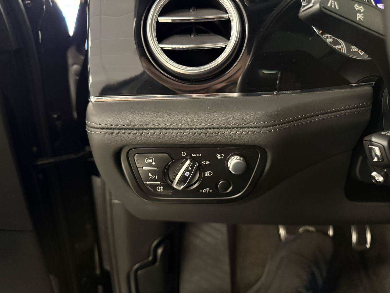 Used 2018 Bentley Bentayga AWD/4WD image 34