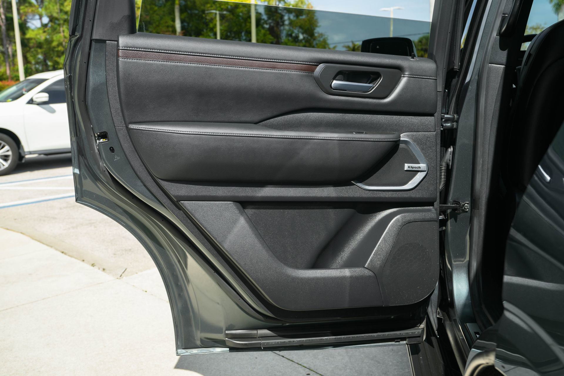 Used 2025 Nissan Armada Platinum image 32