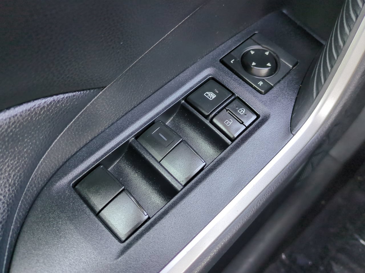 Used 2020 Toyota RAV4 XLE FWD image 22