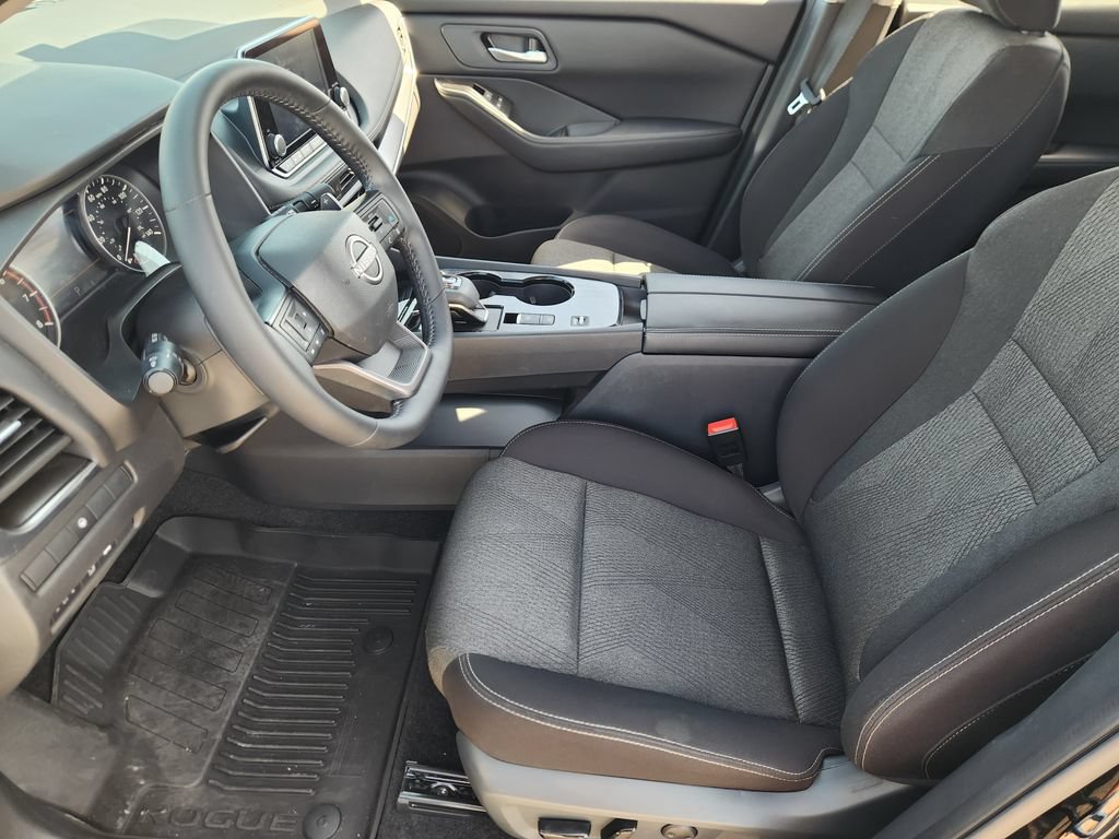 Used 2025 Nissan Rogue SV FWD image 9