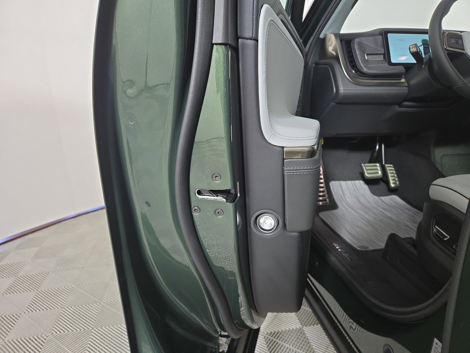 Used 2024 Rivian R1S Adventure image 31