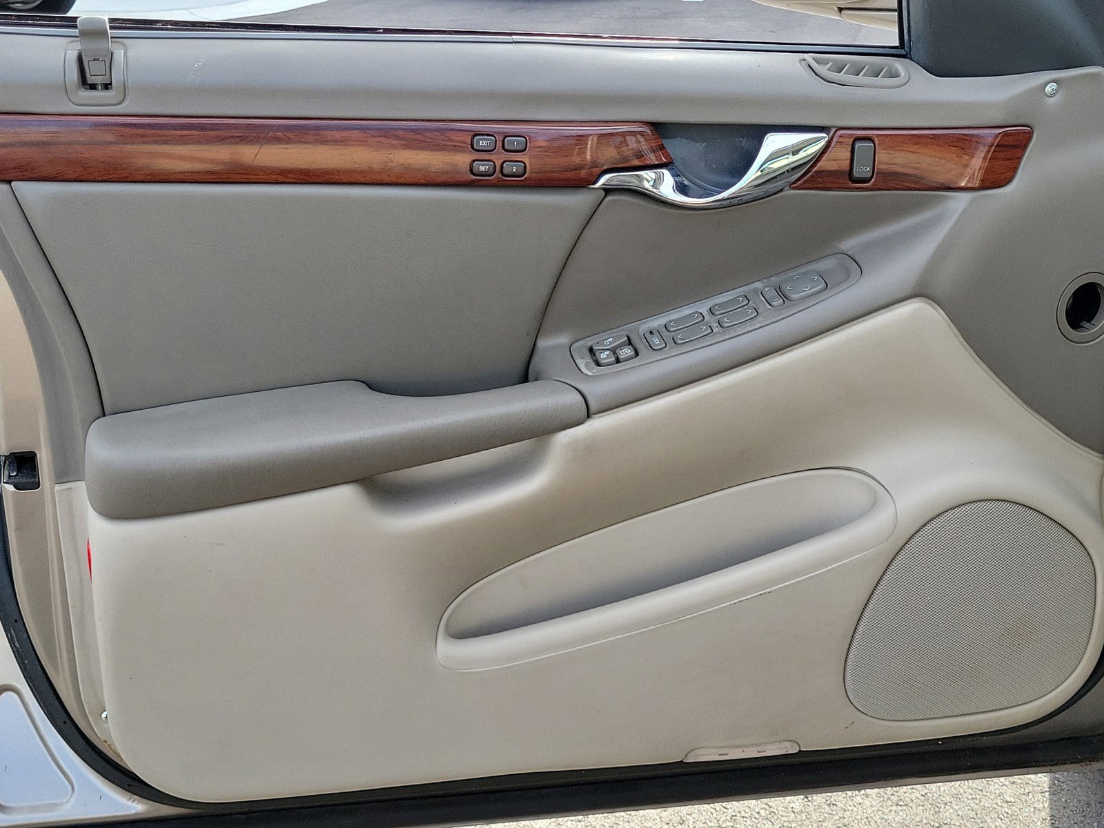 Used 2004 Cadillac De Ville w/ Equipment Group FWD image 13