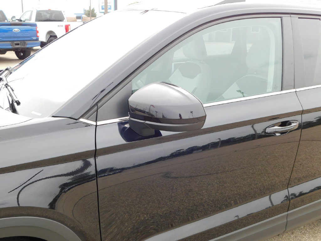 Used 2025 Volkswagen Taos SE AWD/4WD image 11