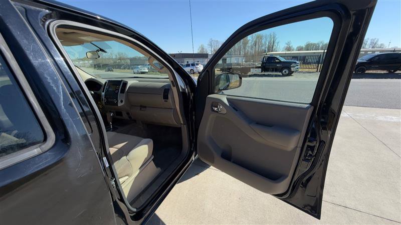 Used 2013 Nissan Frontier SV image 21