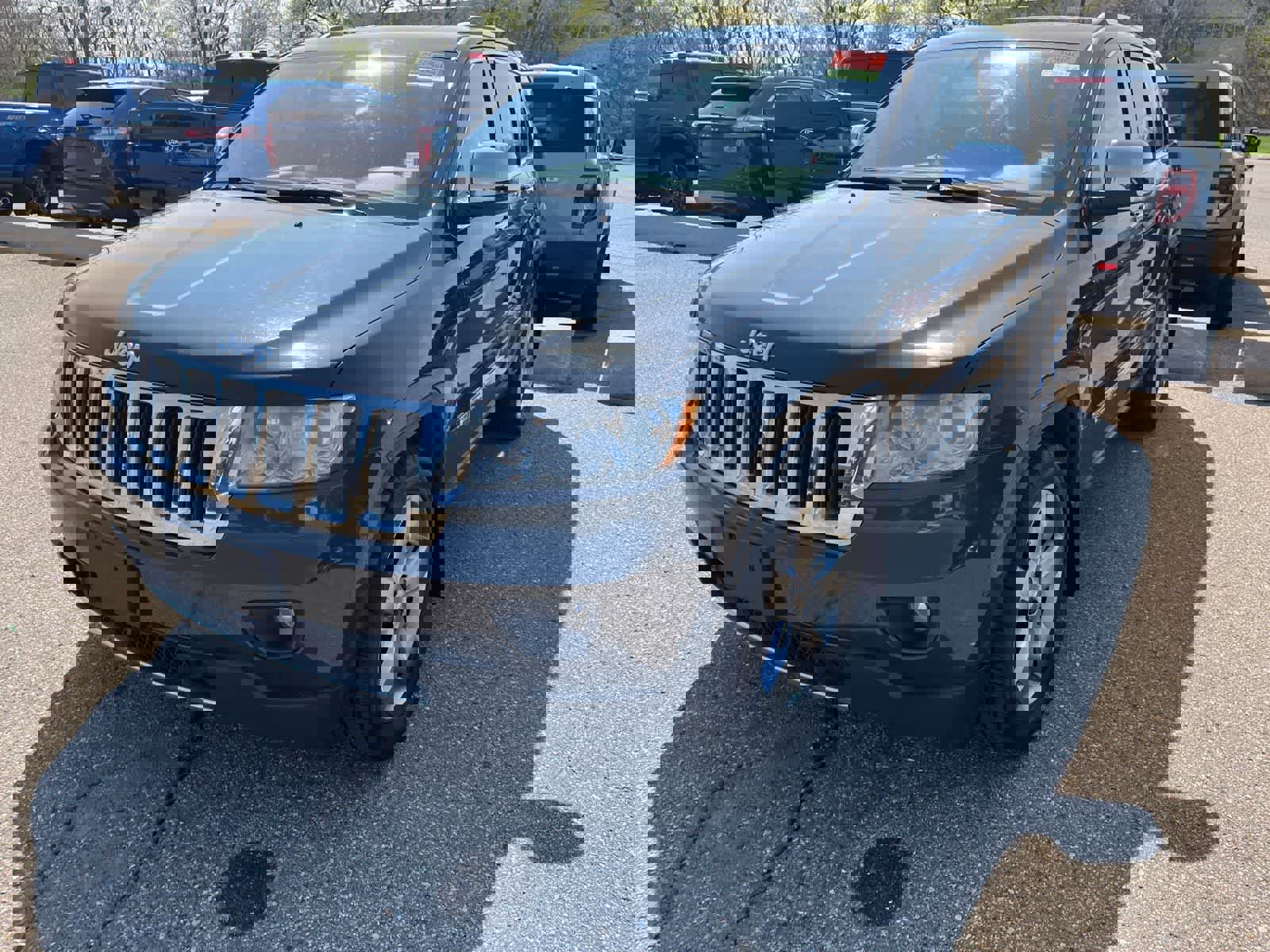 Used 2011 Jeep Grand Cherokee Limited w/ Luxury Group II image 2