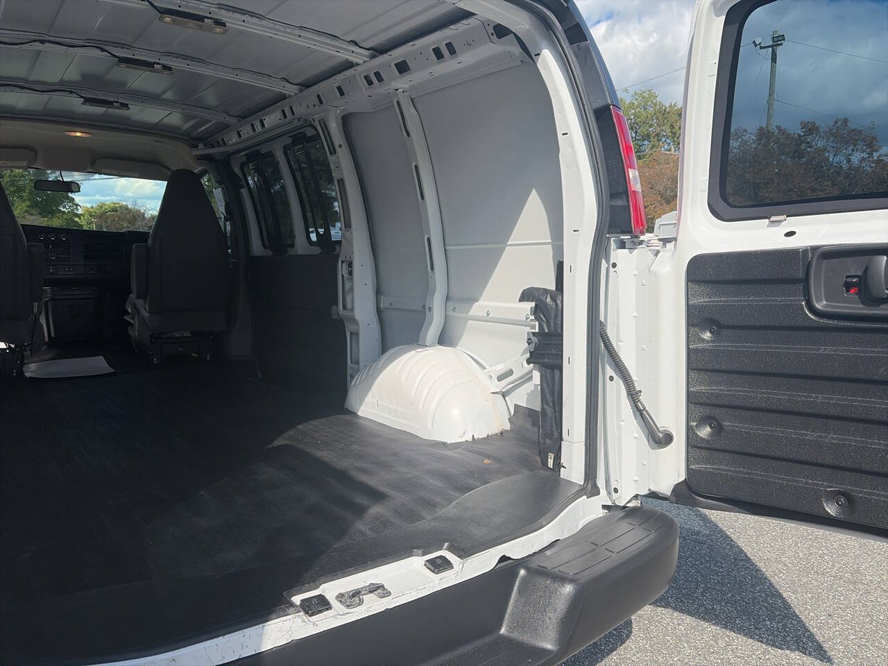 Used 2022 Chevrolet Express 2500 w/ Driver Convenience Package RWD image 21