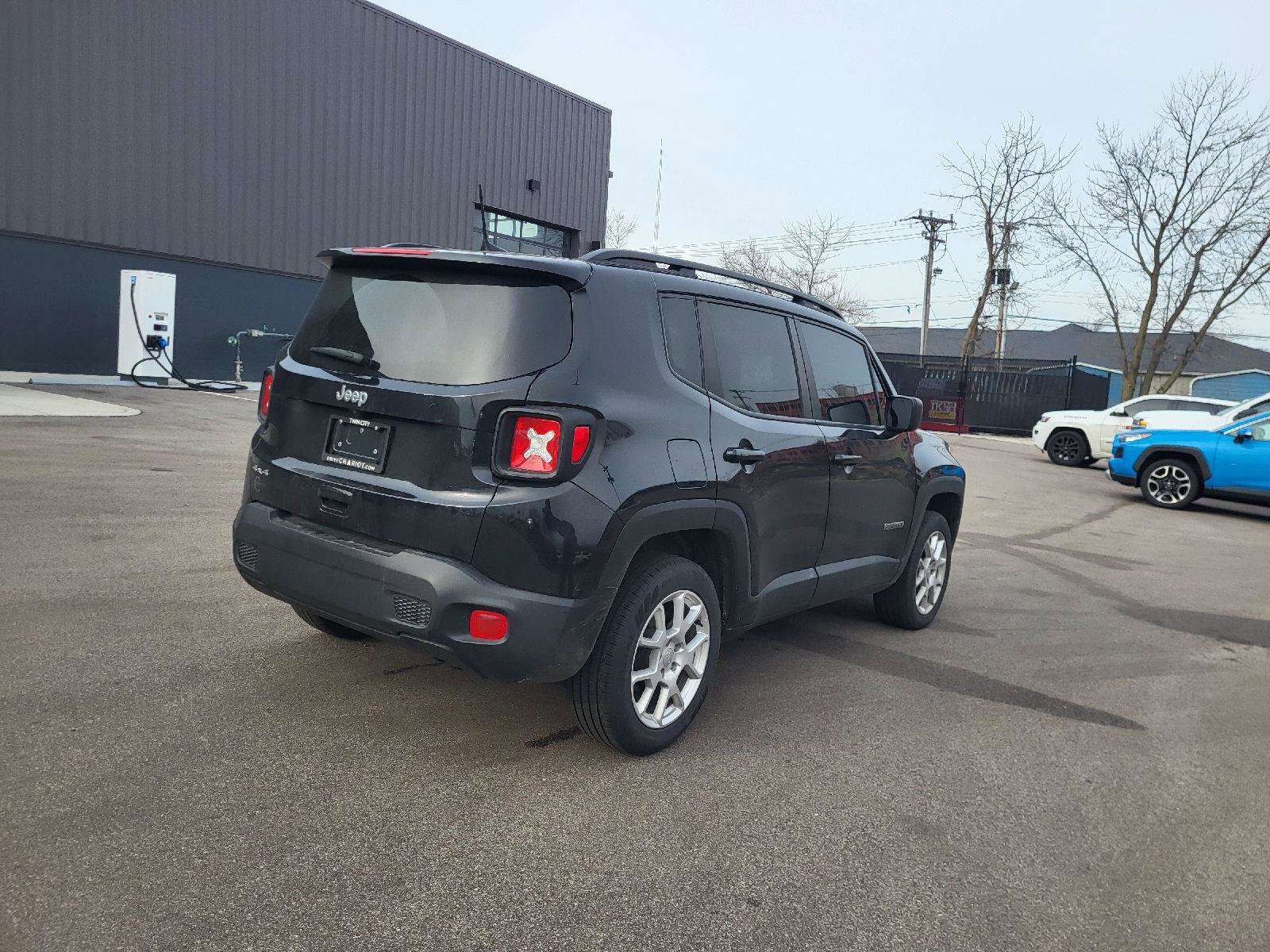Used 2023 Jeep Renegade Latitude w/ Premium Group image 3