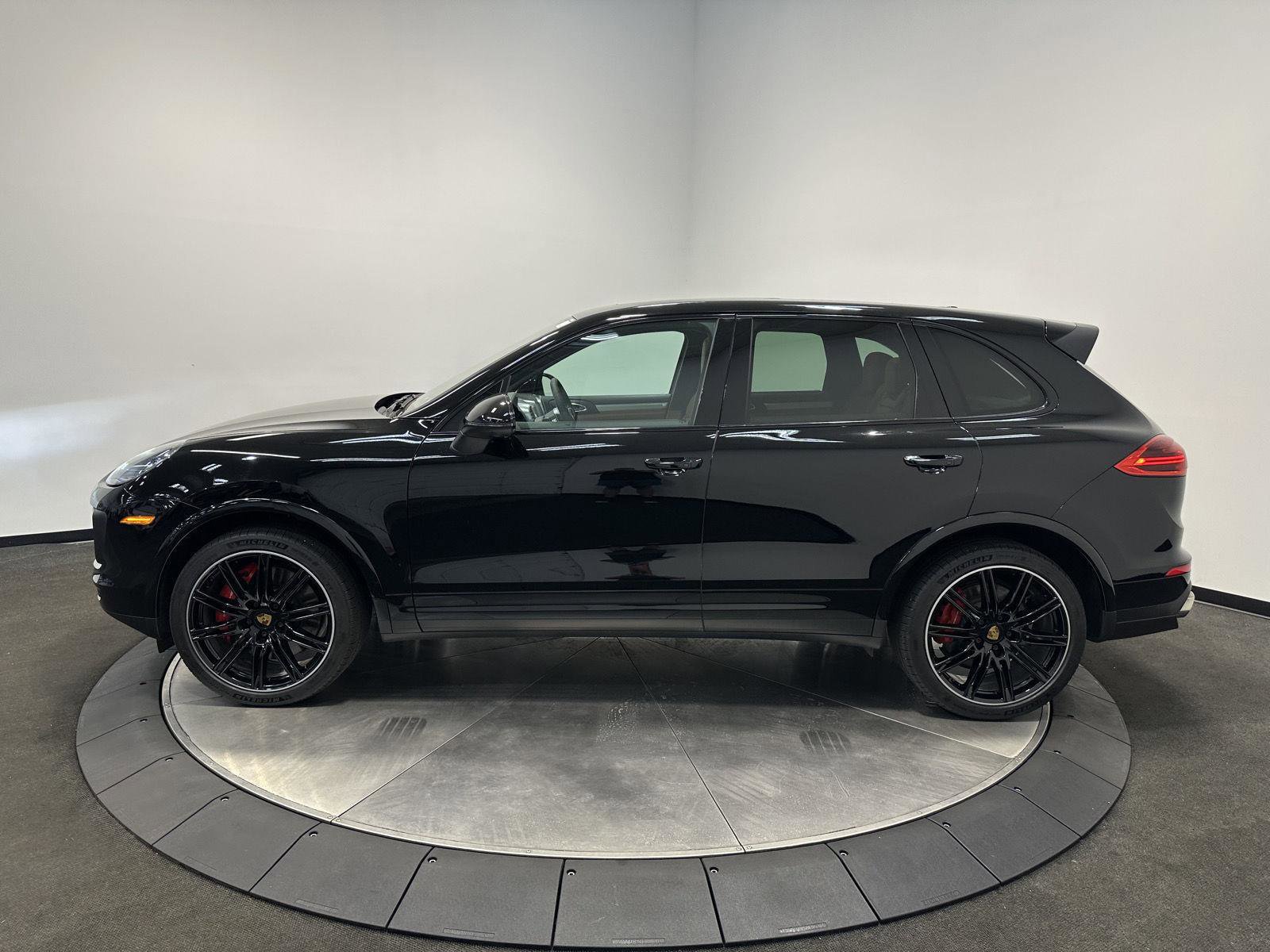 Used 2017 Porsche Cayenne Turbo AWD/4WD image 2