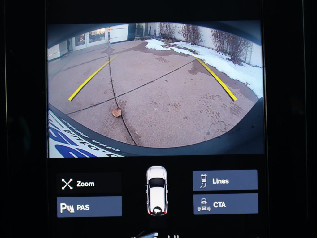 Used 2022 Volvo XC40 T5 Momentum image 28