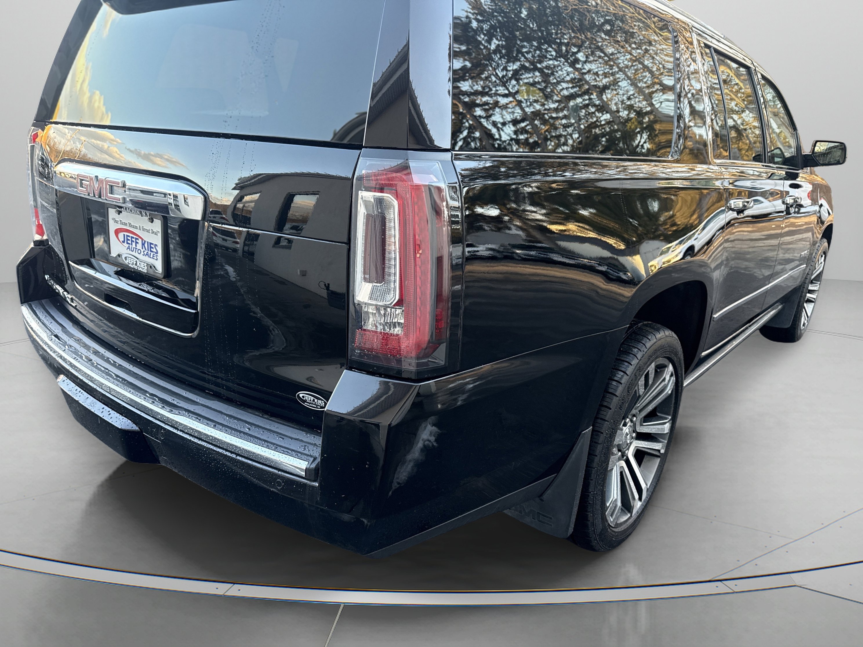 Used 2018 GMC Yukon XL Denali w/ Denali Ultimate Package image 5