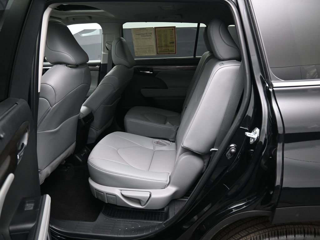 Used 2025 Toyota Highlander Limited image 32