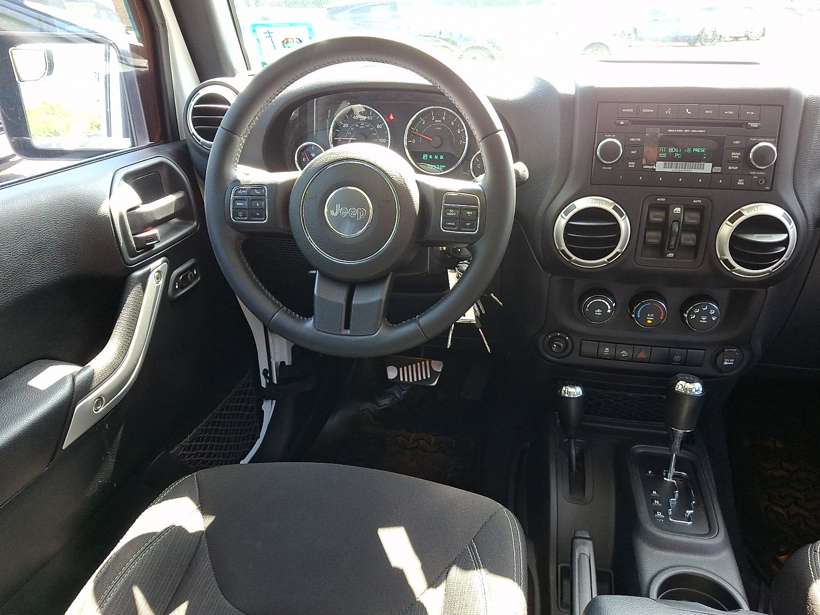 Used 2016 Jeep Wrangler Unlimited Sahara w/ Connectivity Group AWD/4WD image 14