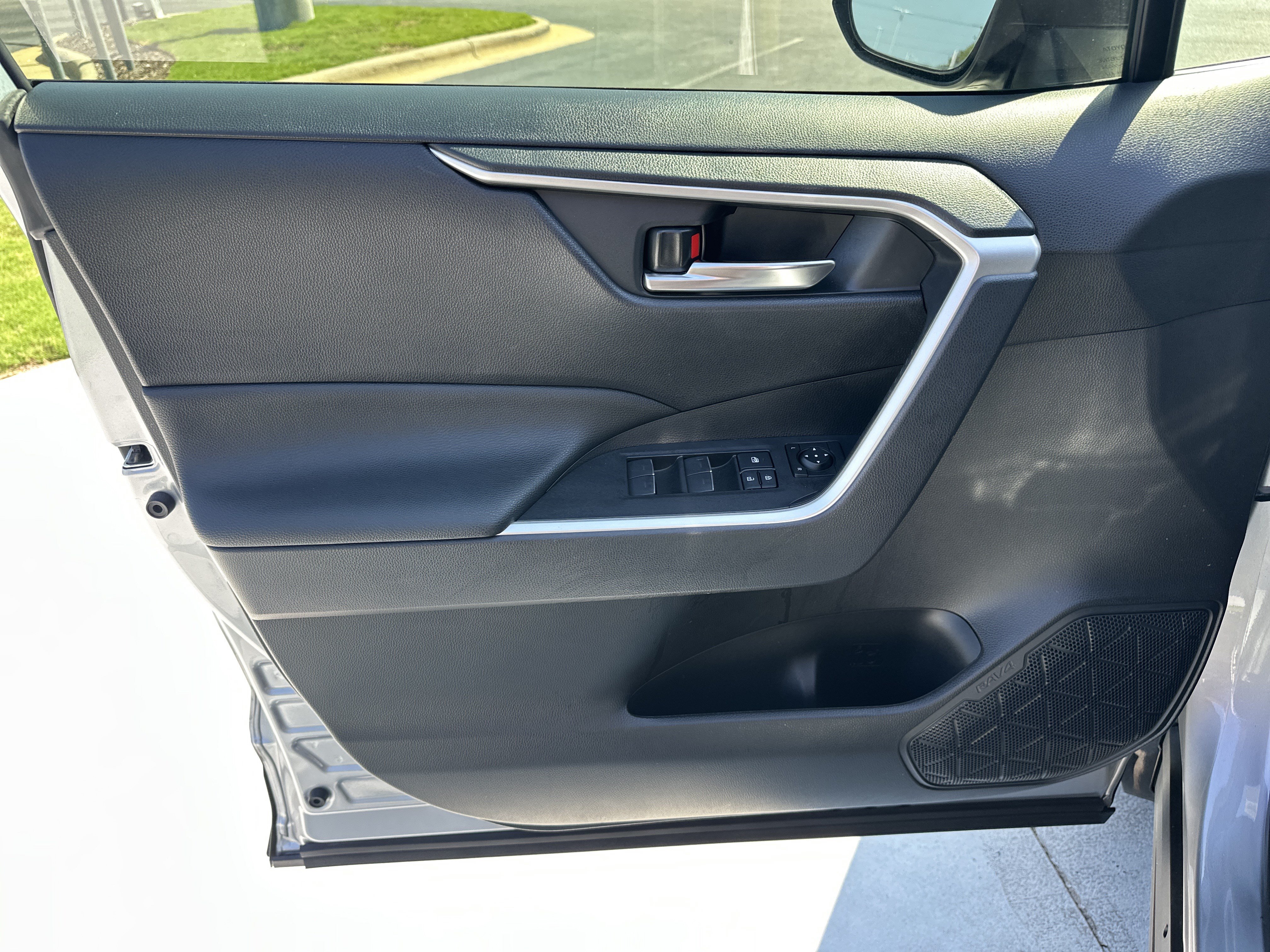 Used 2022 Toyota RAV4 SE AWD/4WD image 14