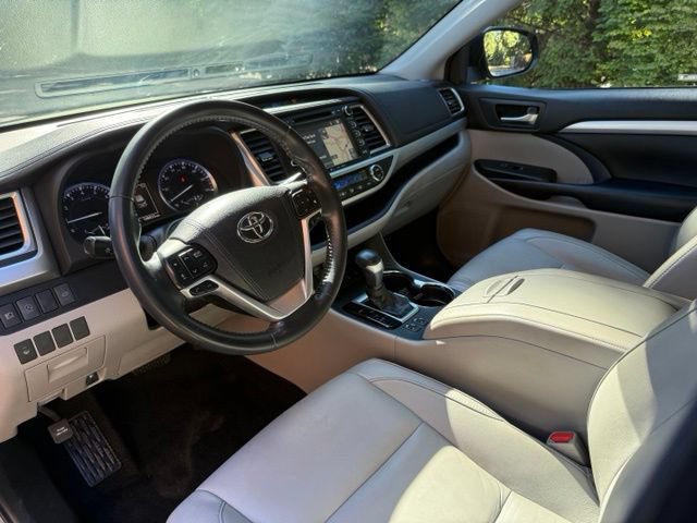 Used 2018 Toyota Highlander XLE AWD/4WD image 9