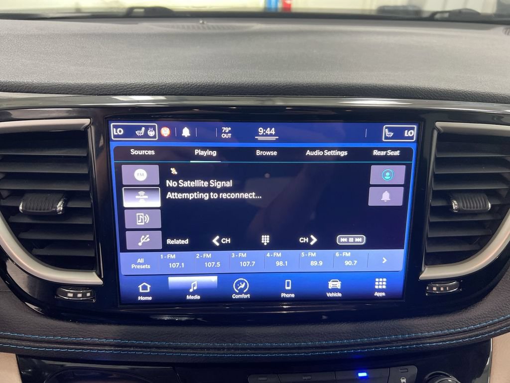 Used 2021 Chrysler Pacifica Touring w/ Uconnect Theater Family Group FWD image 14