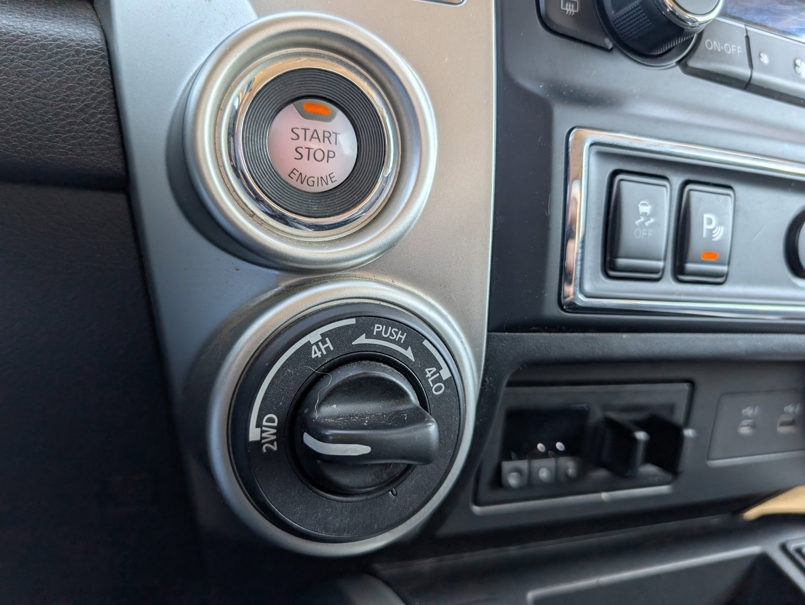 Used 2021 Nissan Titan SV w/ SV Convenience Package image 12