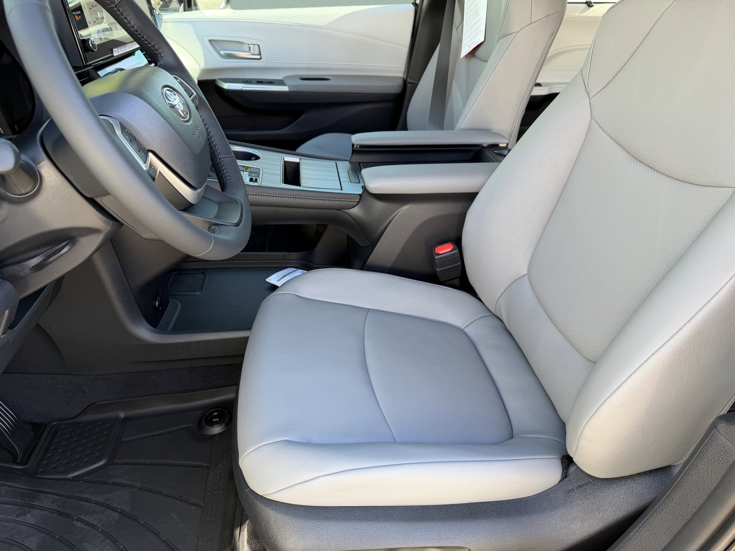 Certified 2025 Toyota Sienna XLE FWD image 25
