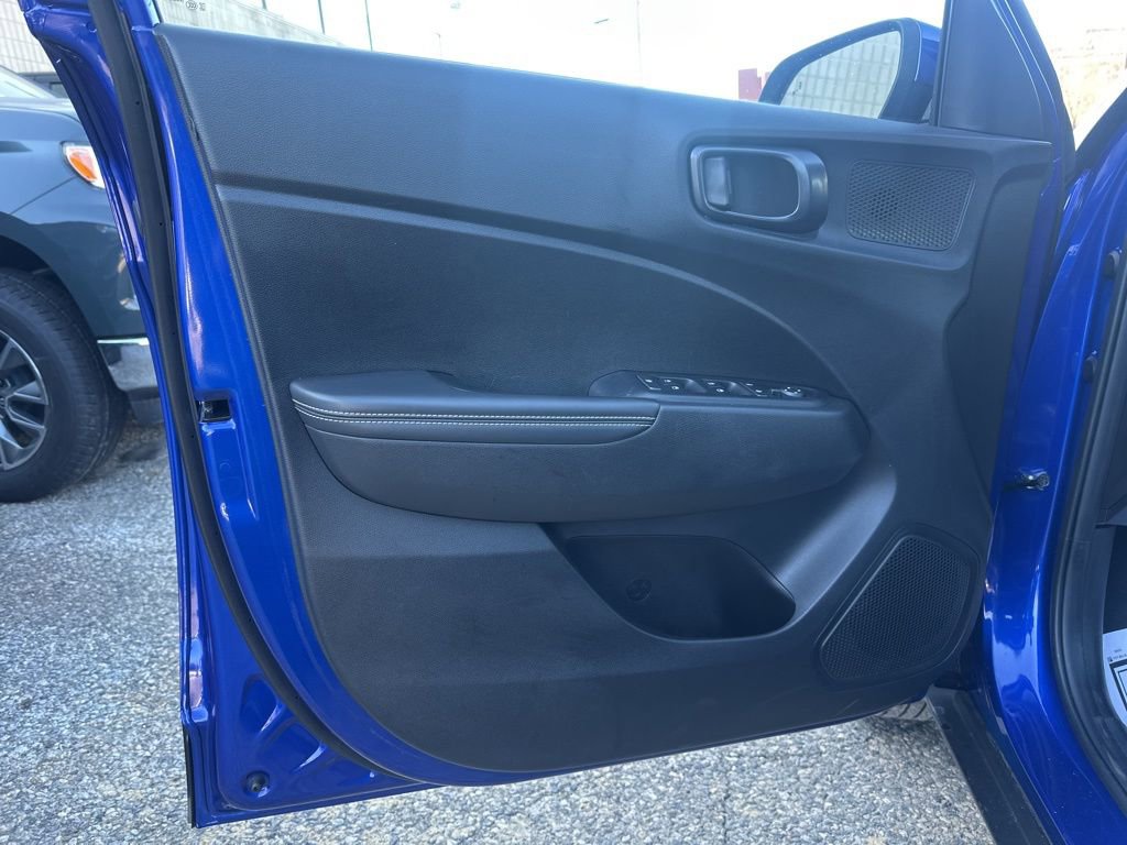 Used 2025 Hyundai Venue Limited image 9