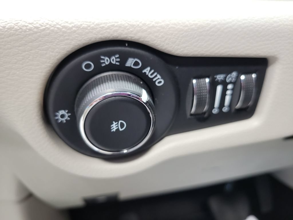 Used 2023 Chrysler Pacifica Touring-L FWD image 35