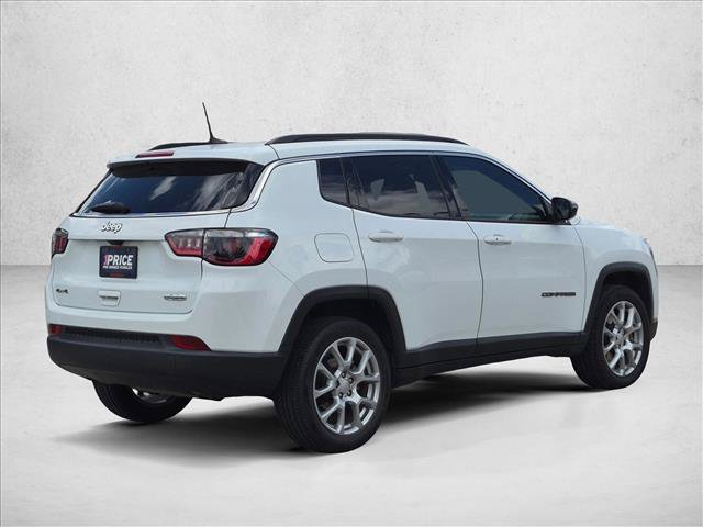 Used 2024 Jeep Compass Latitude AWD/4WD image 5