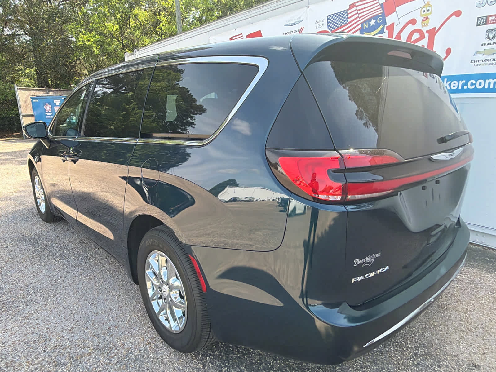 Used 2025 Chrysler Pacifica Select FWD image 8