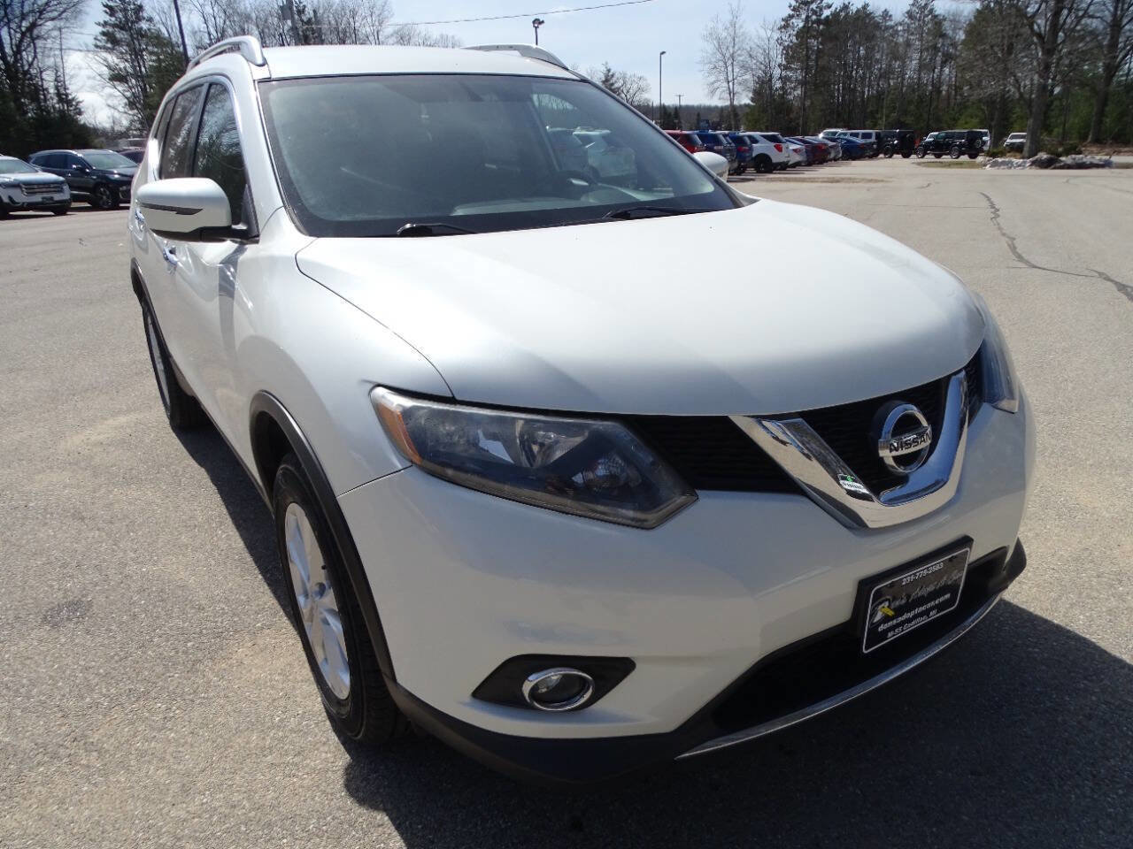 Used 2016 Nissan Rogue SV image 2