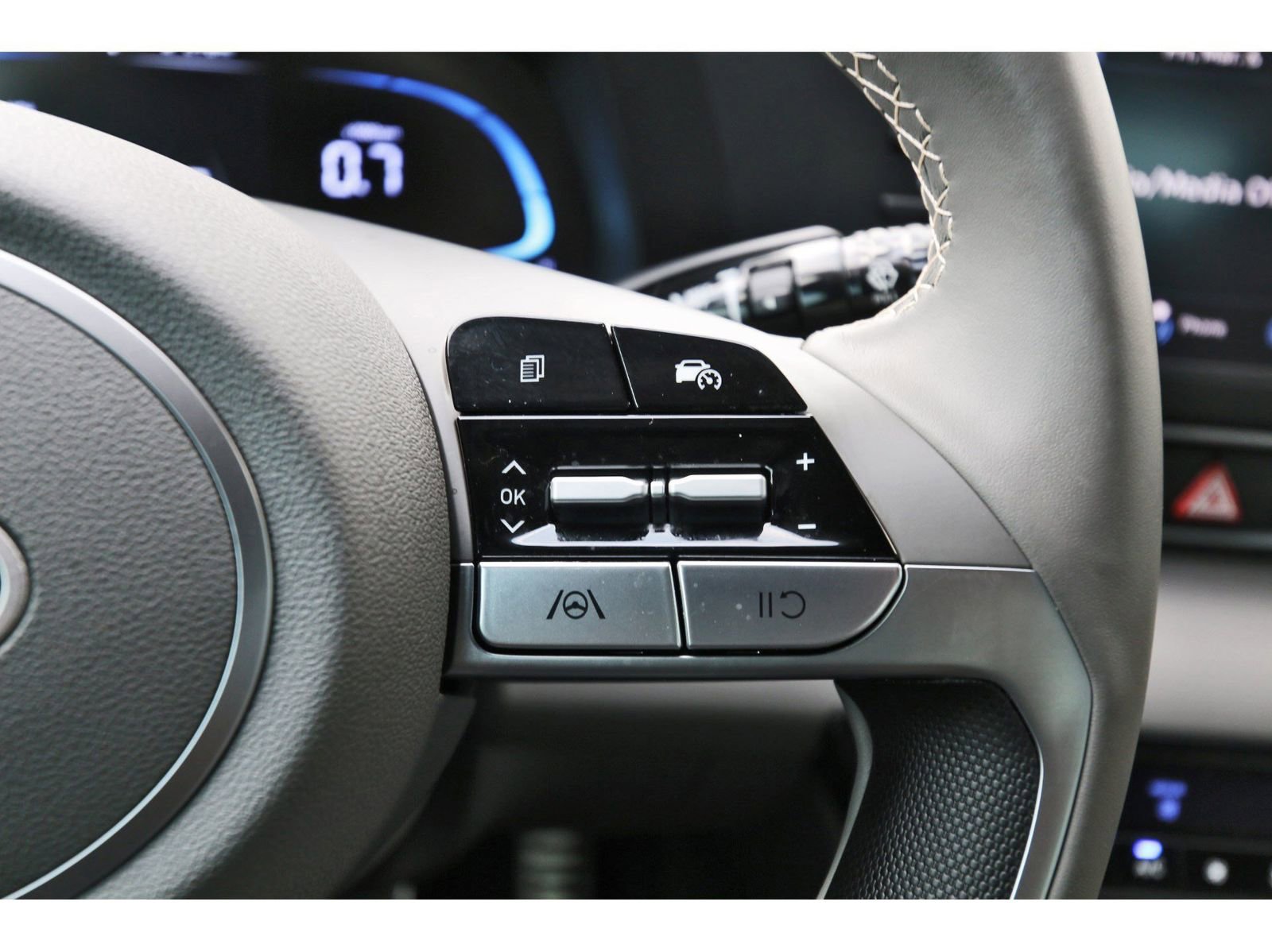 Certified 2025 Hyundai Elantra Sport FWD image 18